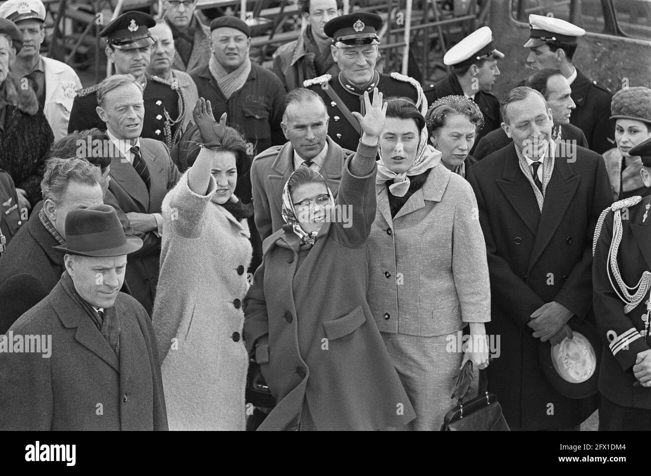 Royal couple and Princess Beatrix to Mexico departed from Schiphol Airport, Princess Margriet and Princess Christina while waving goodbye [next to them with headscarf] court lady Martine van Loon-Labouchere. Erik Hazelhoff Roelfzema is standing behind them. Behind Princess Christina, Freek Bischoff van Heemskerck, chief steward of the queen, 7 April 1964, The Netherlands, 20th century press agency photo, news to remember, documentary, historic photography 1945-1990, visual stories, human history of the Twentieth Century, capturing moments in time Stock Photo