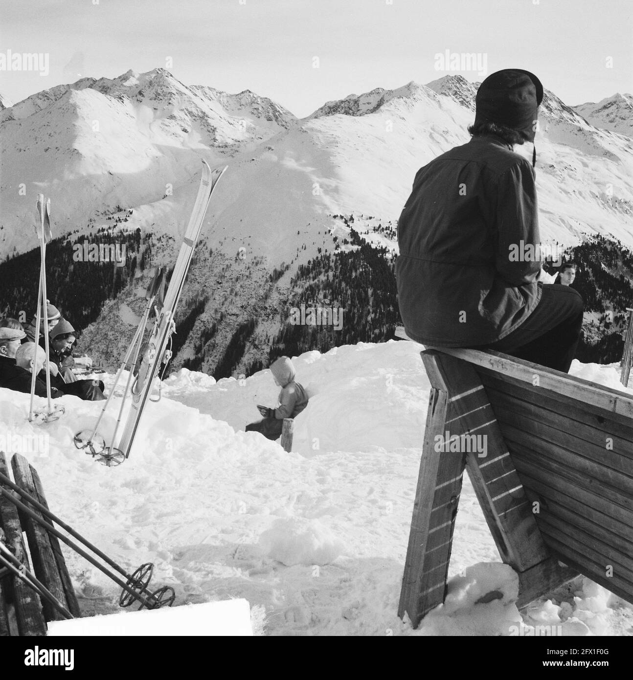 Royal family in Sankt Anton. Resting skiers at a mountain hut, December 29, 1950, tourism, winter sports, The Netherlands, 20th century press agency photo, news to remember, documentary, historic photography 1945-1990, visual stories, human history of the Twentieth Century, capturing moments in time Stock Photo