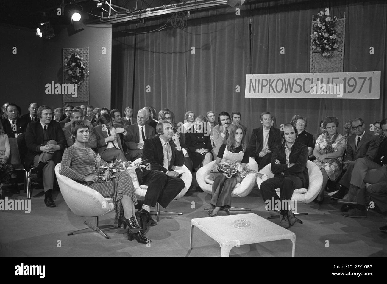 Koos Postema receives Nipkow disc for TV program A small hour U, in RAI Amsterdam. Second from left Koos Postema, far right Hans Hulscher, September 15, 1971, TV programs, awards, The Netherlands, 20th century press agency photo, news to remember, documentary, historic photography 1945-1990, visual stories, human history of the Twentieth Century, capturing moments in time Stock Photo