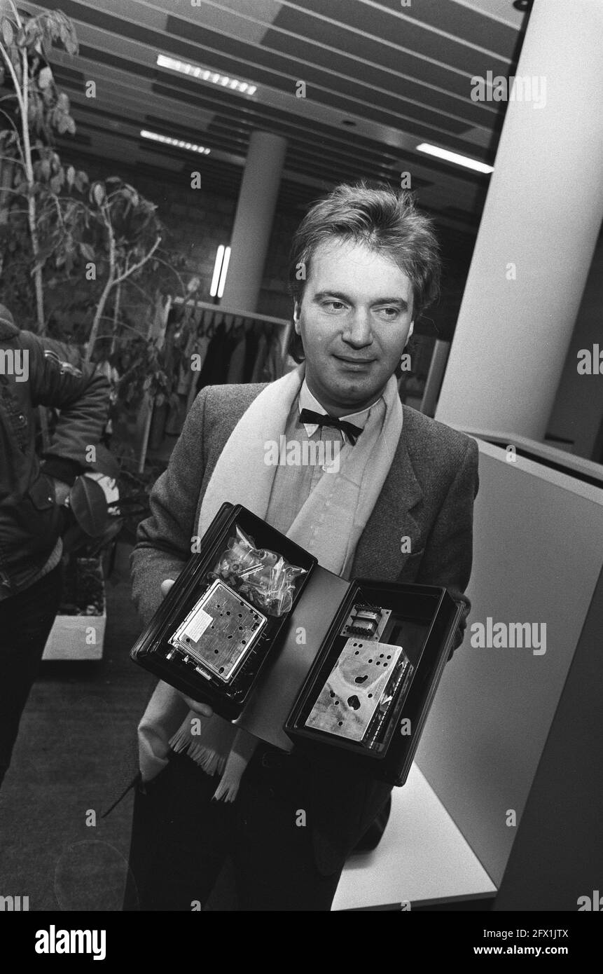 Summary proceedings Filmnet/ATN against Meet It Elektronica, which  according to Filmnet/ATN sells illegal decoding devices; Photo: Meet It  owner P.R. Blanken with the equipment in question, January 13, 1986,  equipment, film, video