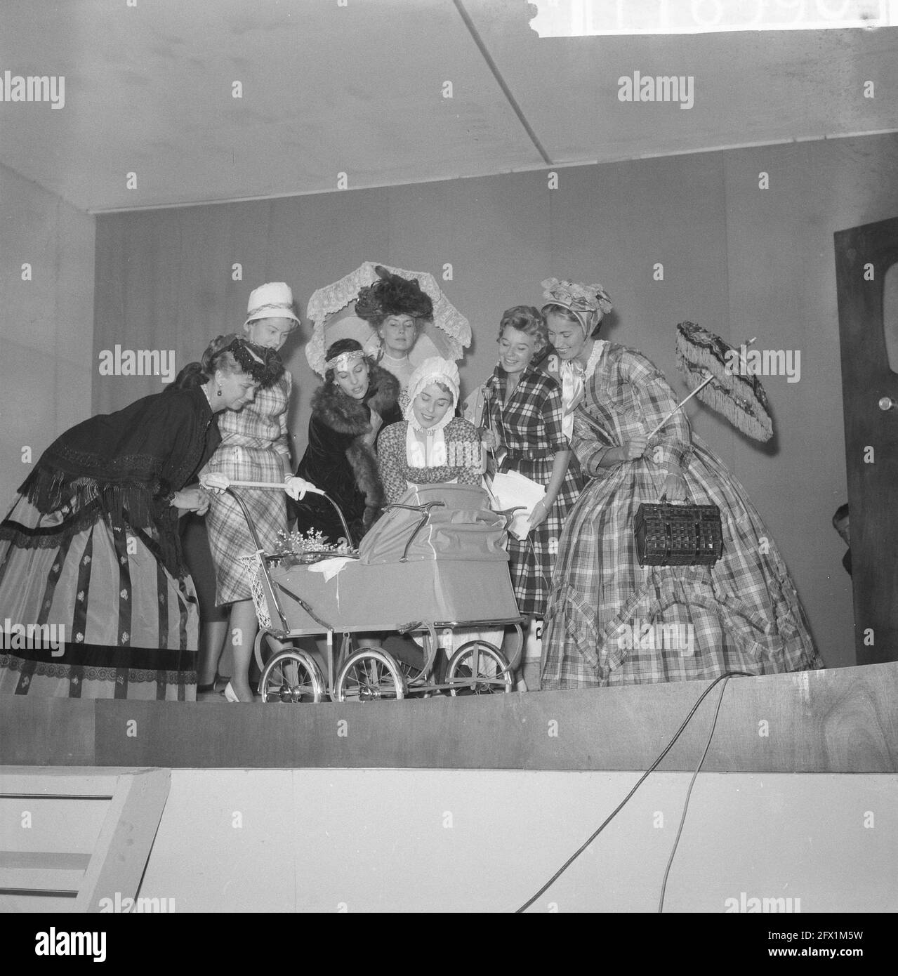 Costume show for the opening of the Femina Household Fair Rotterdam, from left to right B. Brandenburg, K. Kraaykamp, T. Koen, V. Dixon, E. Mooy and H. Lips, September 30, 1960, openings, The Netherlands, 20th century press agency photo, news to remember, documentary, historic photography 1945-1990, visual stories, human history of the Twentieth Century, capturing moments in time Stock Photo