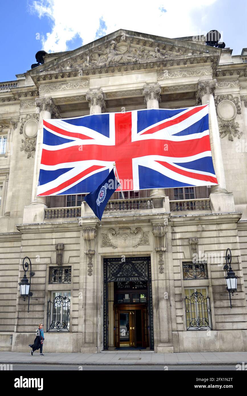 London, England, UK. Royal Automobile Club, 89 Pall Mall, (founded 1897) with large British flag, May 2021 Stock Photo