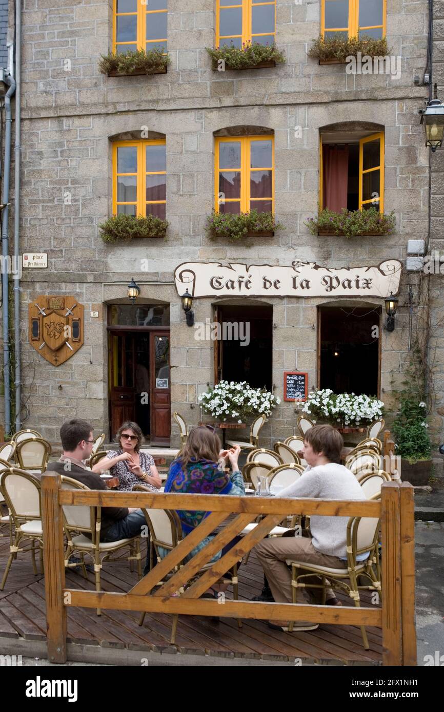 Café de la Paix, Place de Penthièvre, Moncontour, Côtes d'Armor, Brittany: a family enjoys an al fresco morning coffee.  MODEL RELEASED Stock Photo