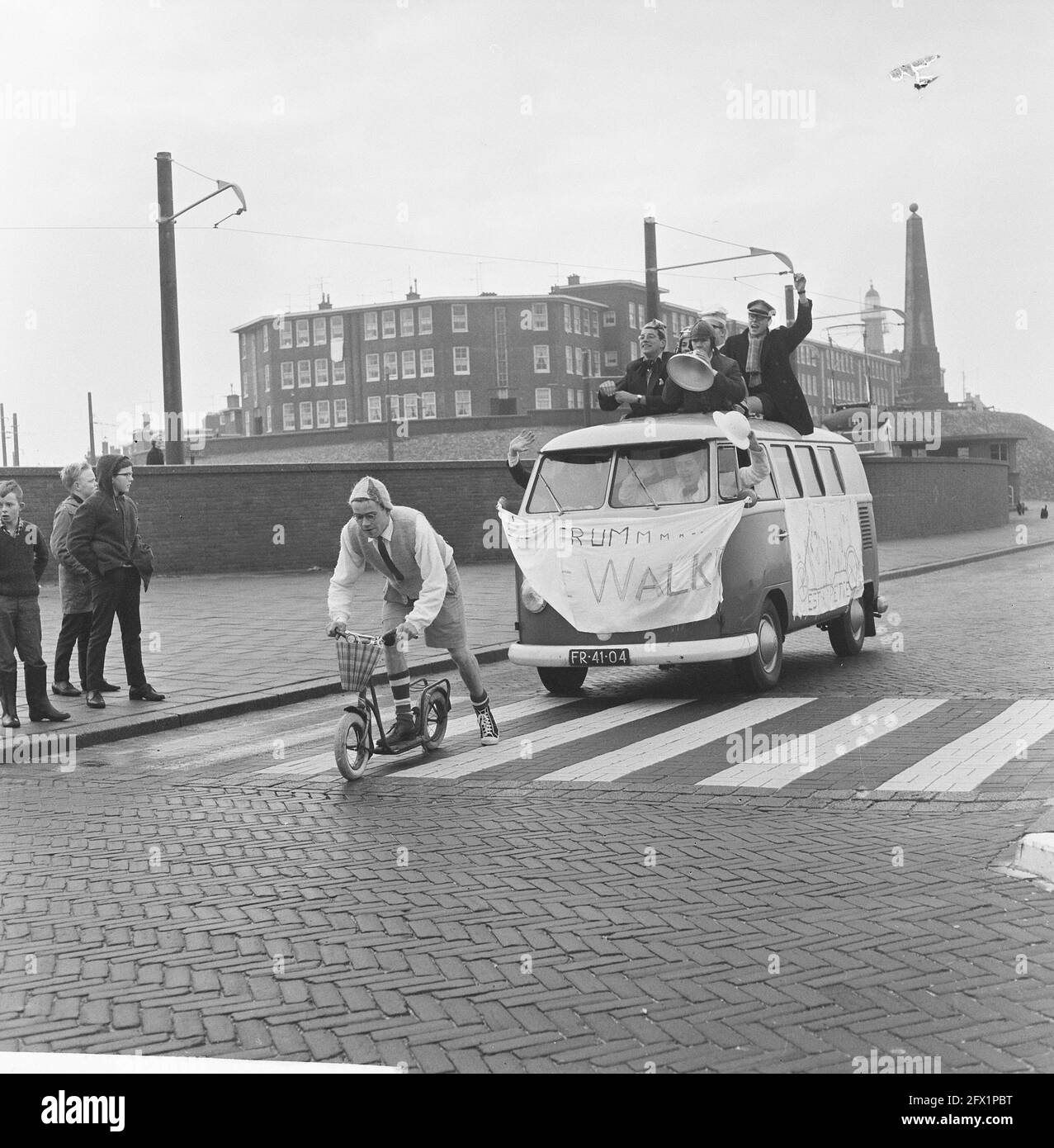 bow water of radio Veronica, on autopeds as relay brought to Utrecht by students, Uncle Sam went by a student from relay team by 7 February 1966 Location:
