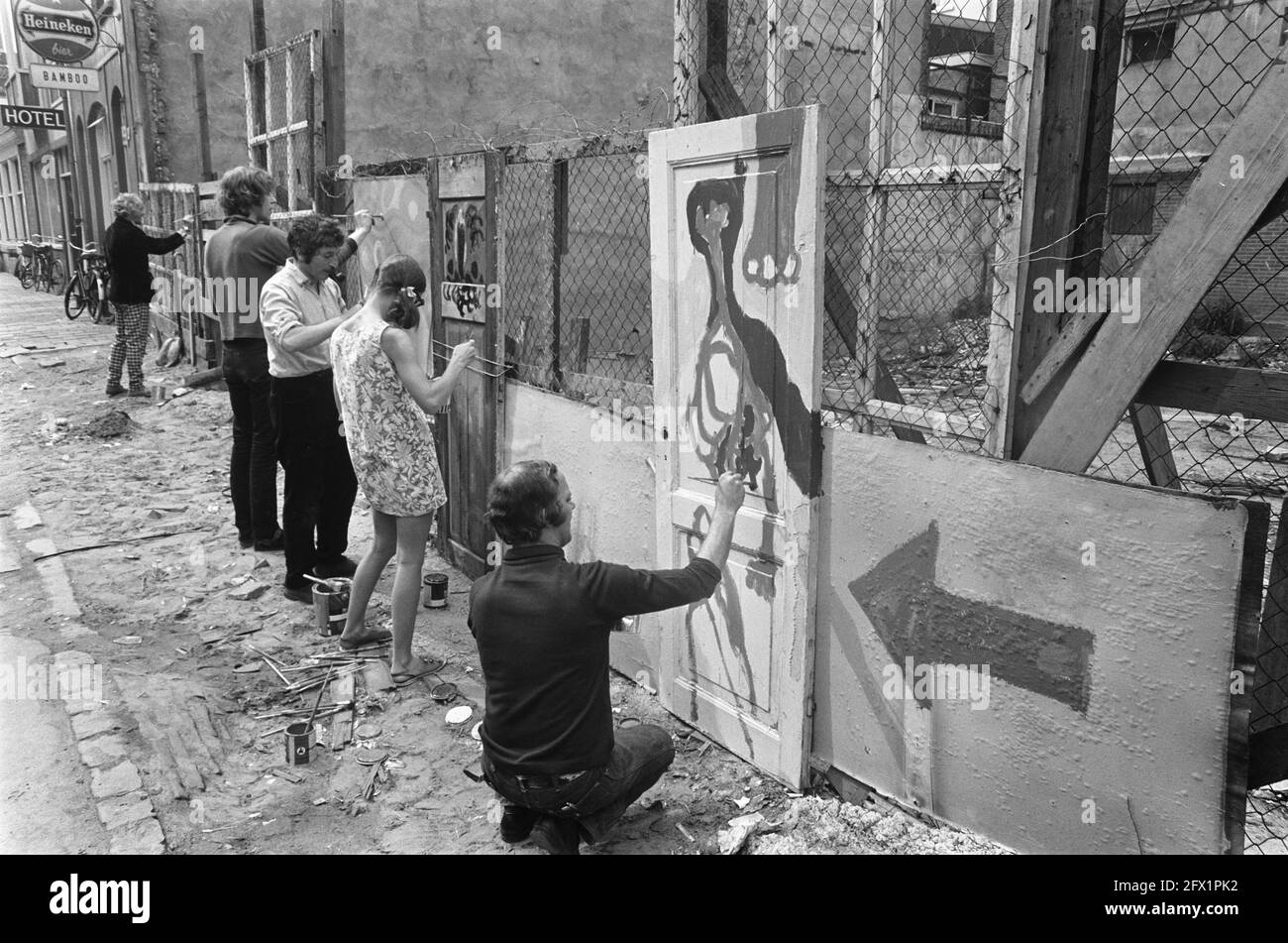 Artists paint the fence opposite the courthouse, where the occupiers Maagdenhuis are being tried, slogans against Mr. Nanes, June 16, 1969, ARTISTSAARS, fences, The Netherlands, 20th century press agency photo, news to remember, documentary, historic photography 1945-1990, visual stories, human history of the Twentieth Century, capturing moments in time Stock Photo