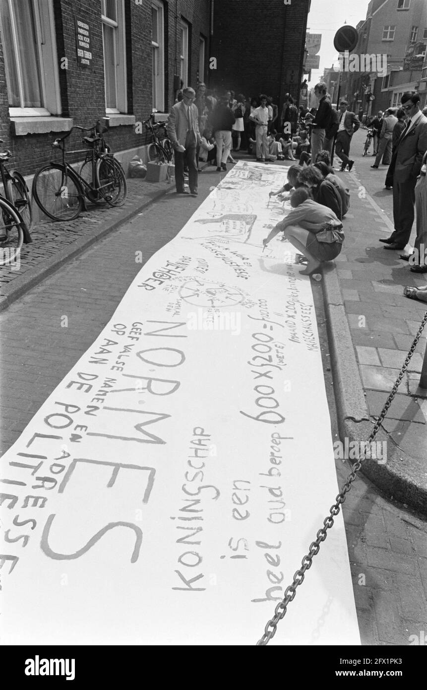 Artists paint roll of paper for PvJ Amsterdam against trial of Maagdenhuis occupiers, June 16, 1969, ARTISTSAARS, papers, The Netherlands, 20th century press agency photo, news to remember, documentary, historic photography 1945-1990, visual stories, human history of the Twentieth Century, capturing moments in time Stock Photo