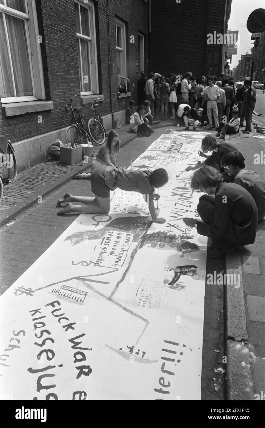 Artists paint roll of paper for PvJ Amsterdam against trial Maagdenhuis occupiers, June 16, 1969, ARTISTS, papers, The Netherlands, 20th century press agency photo, news to remember, documentary, historic photography 1945-1990, visual stories, human history of the Twentieth Century, capturing moments in time Stock Photo