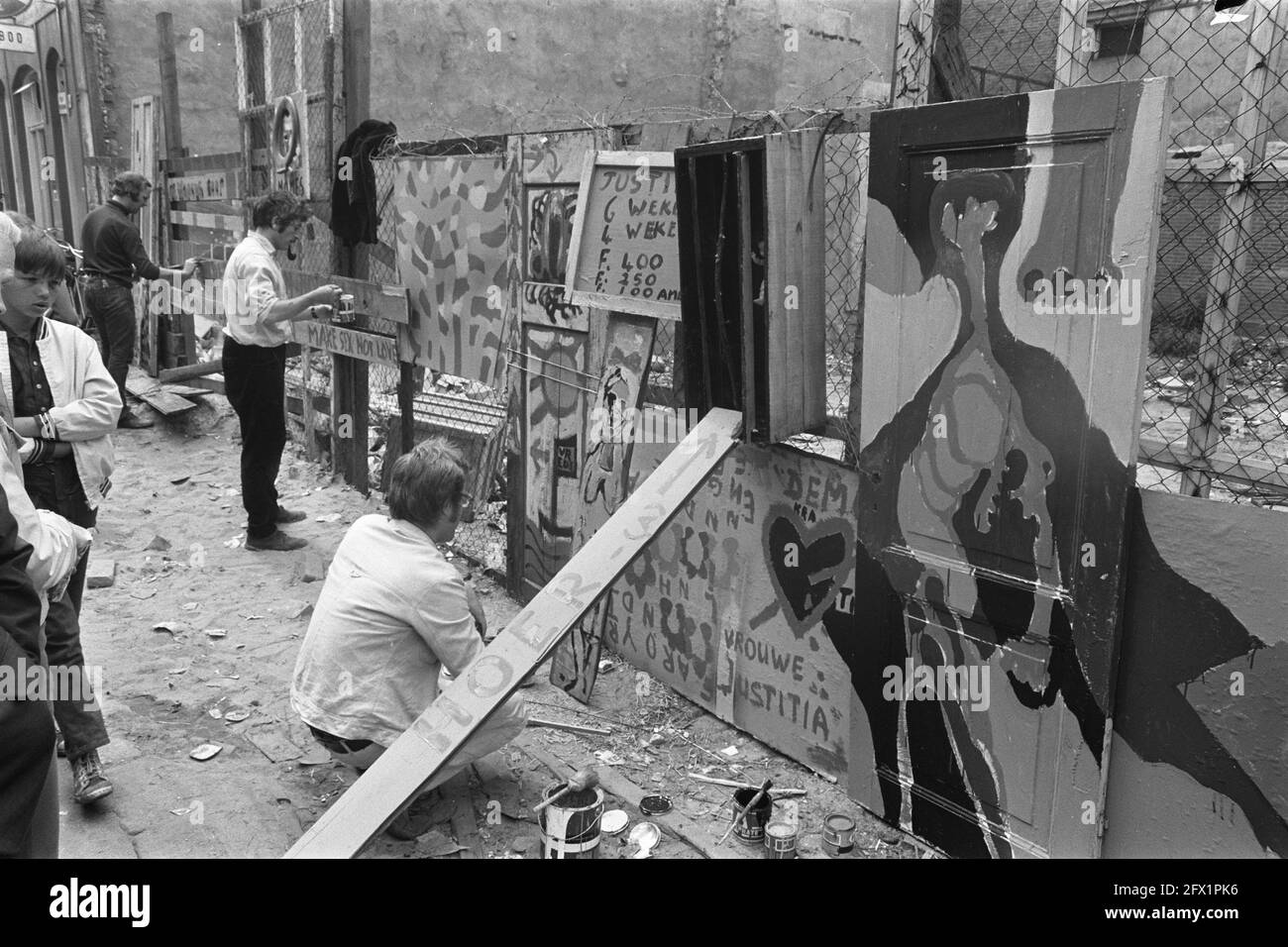 Artists paint the fence opposite the courthouse, where the occupiers Maagdenhuis are being tried, slogans against Mr. Nanes, June 16, 1969, ARTISTSAARS, fences, The Netherlands, 20th century press agency photo, news to remember, documentary, historic photography 1945-1990, visual stories, human history of the Twentieth Century, capturing moments in time Stock Photo