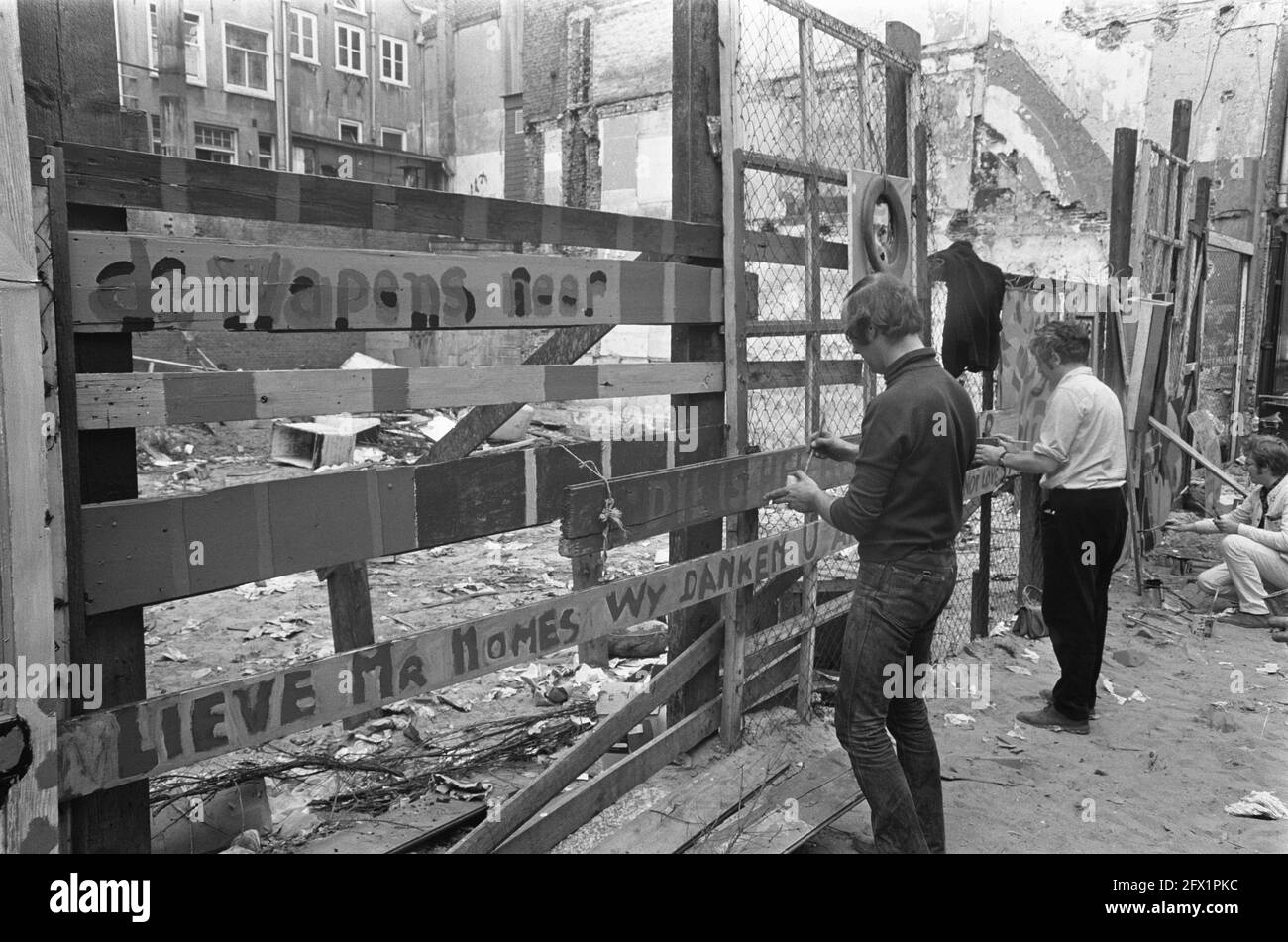 Artists paint fence opposite courthouse, where Maagdenhuis occupiers are being tried, slogans against Mr. Nanes, June 16, 1969, ARTISTSAARS, paintings, fences, The Netherlands, 20th century press agency photo, news to remember, documentary, historic photography 1945-1990, visual stories, human history of the Twentieth Century, capturing moments in time Stock Photo