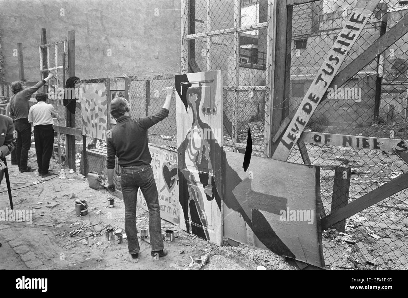 Artists paint fence opposite courthouse where Maagdenhuis occupiers are being tried, slogans against Mr. Nanes, June 16, 1969, ARTISTSAARS, fences, The Netherlands, 20th century press agency photo, news to remember, documentary, historic photography 1945-1990, visual stories, human history of the Twentieth Century, capturing moments in time Stock Photo