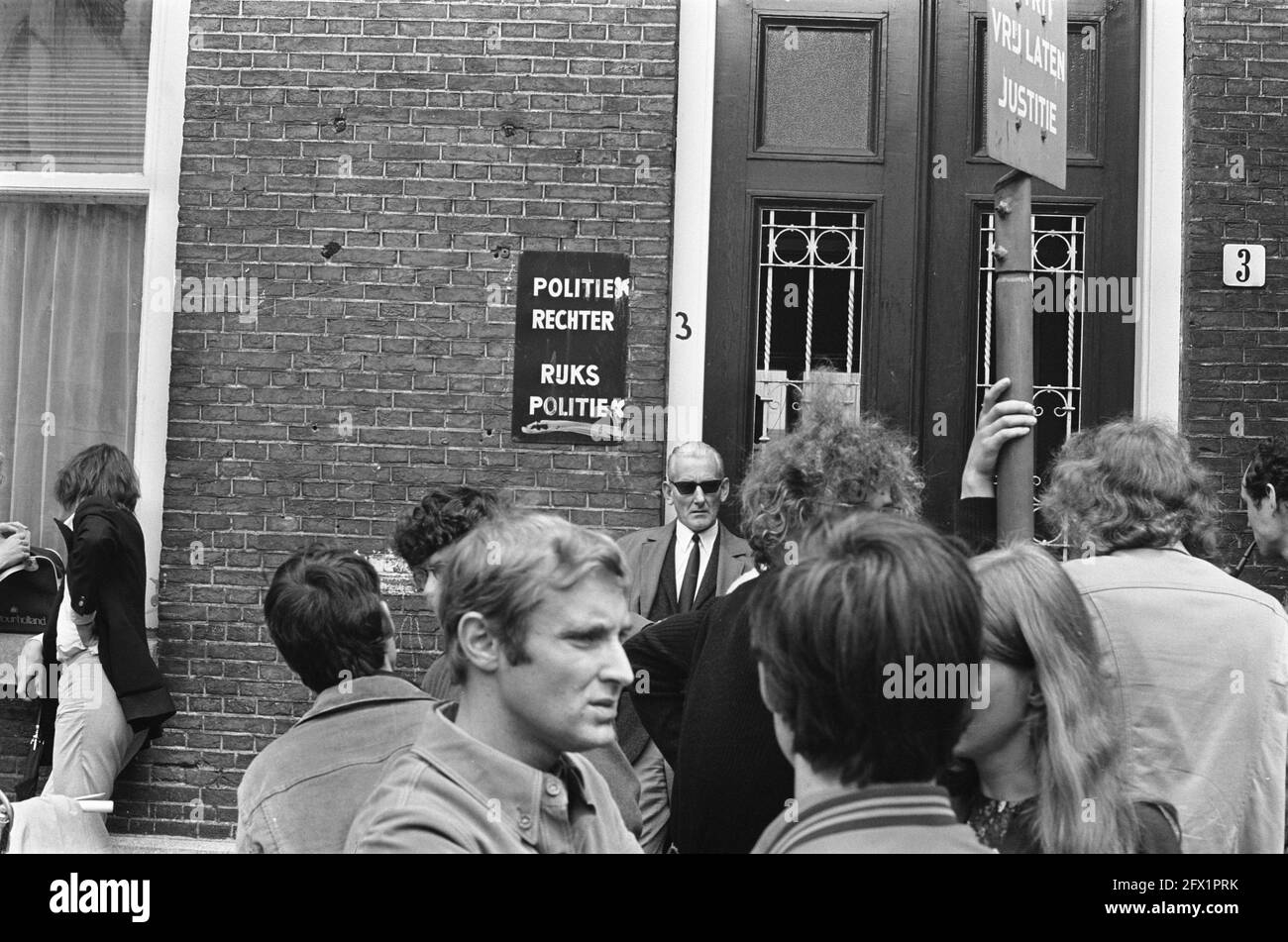 Artists protest against trial Maagdenhuis occupiers, Amsterdam, at Palace of Justice sign Political Judge, June 17, 1969, ARTISTSAARS, occupiers, signs, The Netherlands, 20th century press agency photo, news to remember, documentary, historic photography 1945-1990, visual stories, human history of the Twentieth Century, capturing moments in time Stock Photo