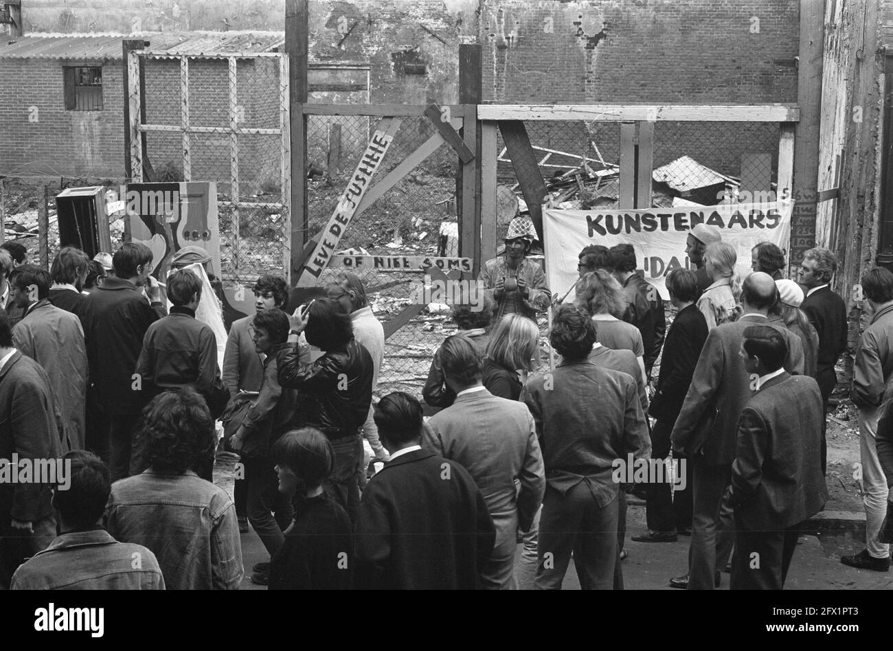 Artists protest against trial Maagdenhuis-occupiers, Amsterdam, at Palace of Justice, June 17, 1969, LAWYERS, signs, occupiers, The Netherlands, 20th century press agency photo, news to remember, documentary, historic photography 1945-1990, visual stories, human history of the Twentieth Century, capturing moments in time Stock Photo