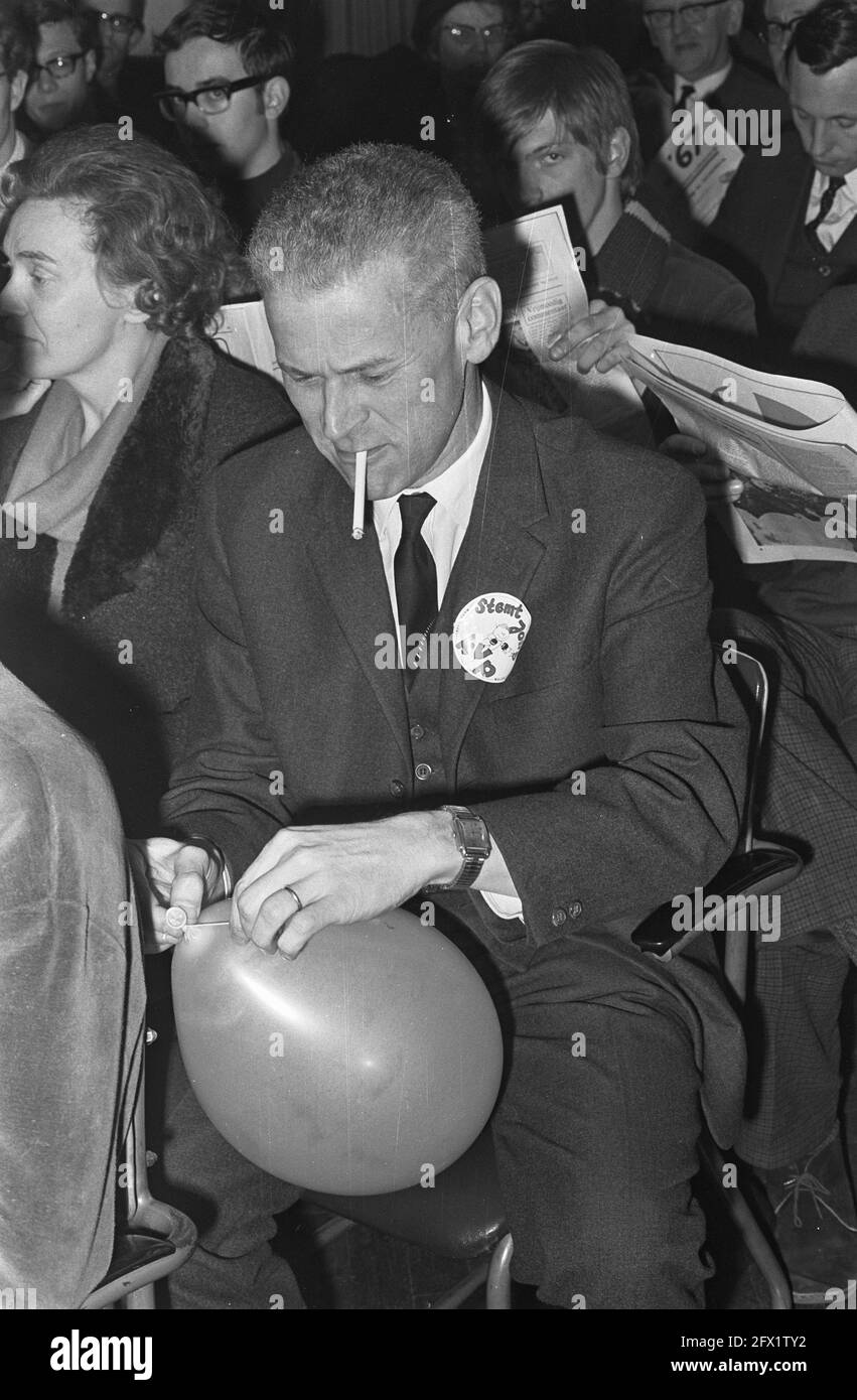 KVP election night in Krasnapolsky, Alderman Elsenburg in election frenzy with balloon and rosette, February 13, 1967, balloons, elections, The Netherlands, 20th century press agency photo, news to remember, documentary, historic photography 1945-1990, visual stories, human history of the Twentieth Century, capturing moments in time Stock Photo