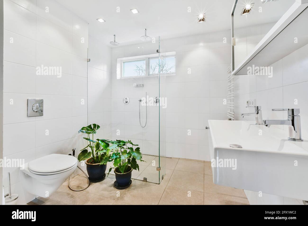 Glass cabin hires stock photography and images Alamy