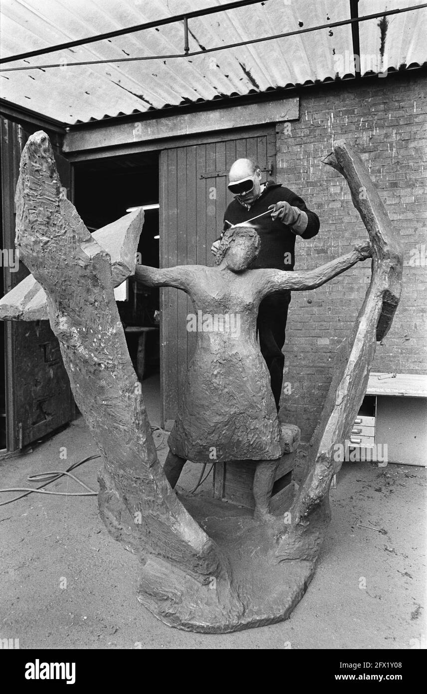 Final touches are given to commemorative monument in memory of the Haarlem resistance heroine Hannie Schaft designed by Truus Menger, 13 April 1982, commemorations, war memorials, The Netherlands, 20th century press agency photo, news to remember, documentary, historic photography 1945-1990, visual stories, human history of the Twentieth Century, capturing moments in time Stock Photo