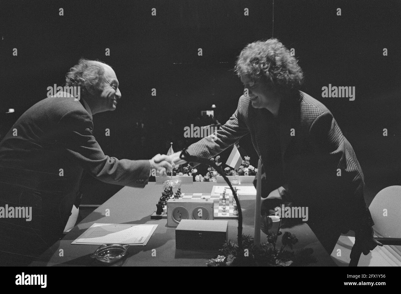 Last game of chess week camp Timman (r) and Tal, December 23, 1988, Chess, Sports, The Netherlands, 20th century press agency photo, news to remember, documentary, historic photography 1945-1990, visual stories, human history of the Twentieth Century, capturing moments in time Stock Photo