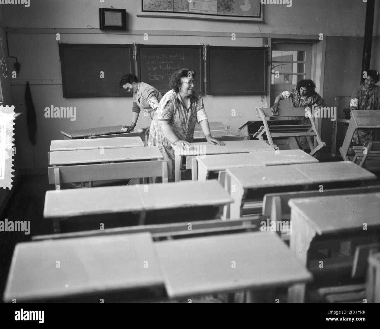 Final preparation return residents Oostzaan, cleaning schoolroom, January 28, 1960, PREPARATIONS, residents, schoolrooms, The Netherlands, 20th century press agency photo, news to remember, documentary, historic photography 1945-1990, visual stories, human history of the Twentieth Century, capturing moments in time Stock Photo