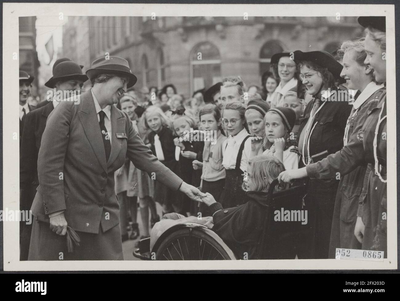 Lady Baden Powell, touring Europe, attended a demonstration by Boy Scouts from the North Holland district. The demonstration was held on Dam Square in Amsterdam. Lady Baden Powell greets an invalid scoutmaster, September 29, 1946, visits, children, receptions, scouting, The Netherlands, 20th century press agency photo, news to remember, documentary, historic photography 1945-1990, visual stories, human history of the Twentieth Century, capturing moments in time Stock Photo