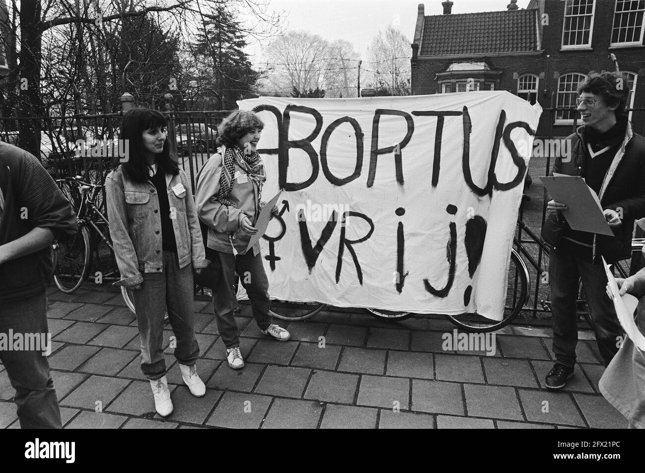 National women's strike day, on Amsterdam Mauritskade dem. schoolchildren and asked opinions passers-by, March 30, 1981, SCHOLIERES, strikes, The Netherlands, 20th century press agency photo, news to remember, documentary, historic photography 1945-1990, visual stories, human history of the Twentieth Century, capturing moments in time Stock Photo