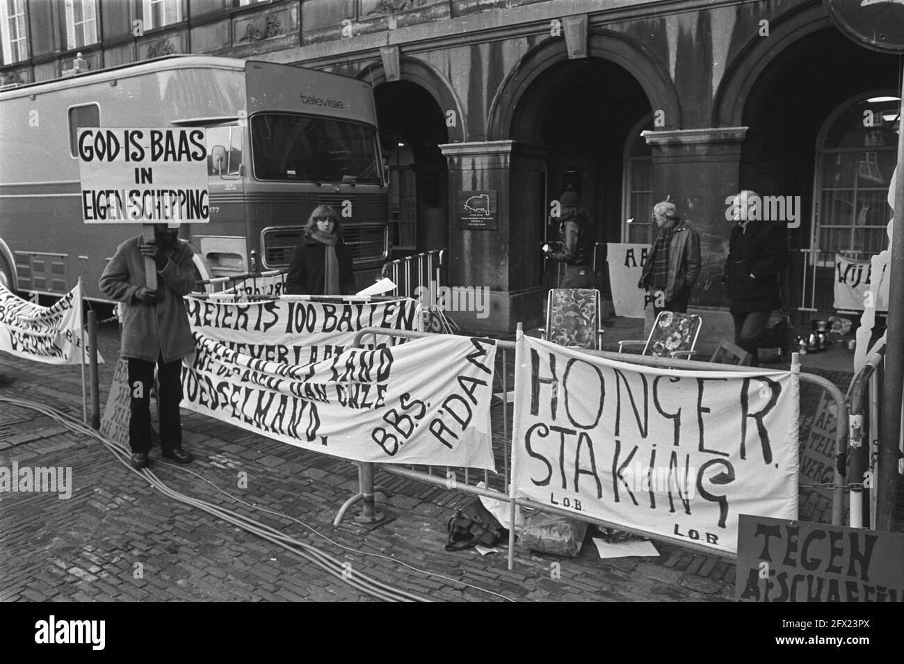 Members of the National Organization of Assistance Workers on Hunger Strike in The Hague; meeting anti-abortion demonstrator with hunger strikers, December 14, 1976, hunger strikers, hunger strikes, members, meetings, The Netherlands, 20th century press agency photo, news to remember, documentary, historic photography 1945-1990, visual stories, human history of the Twentieth Century, capturing moments in time Stock Photo