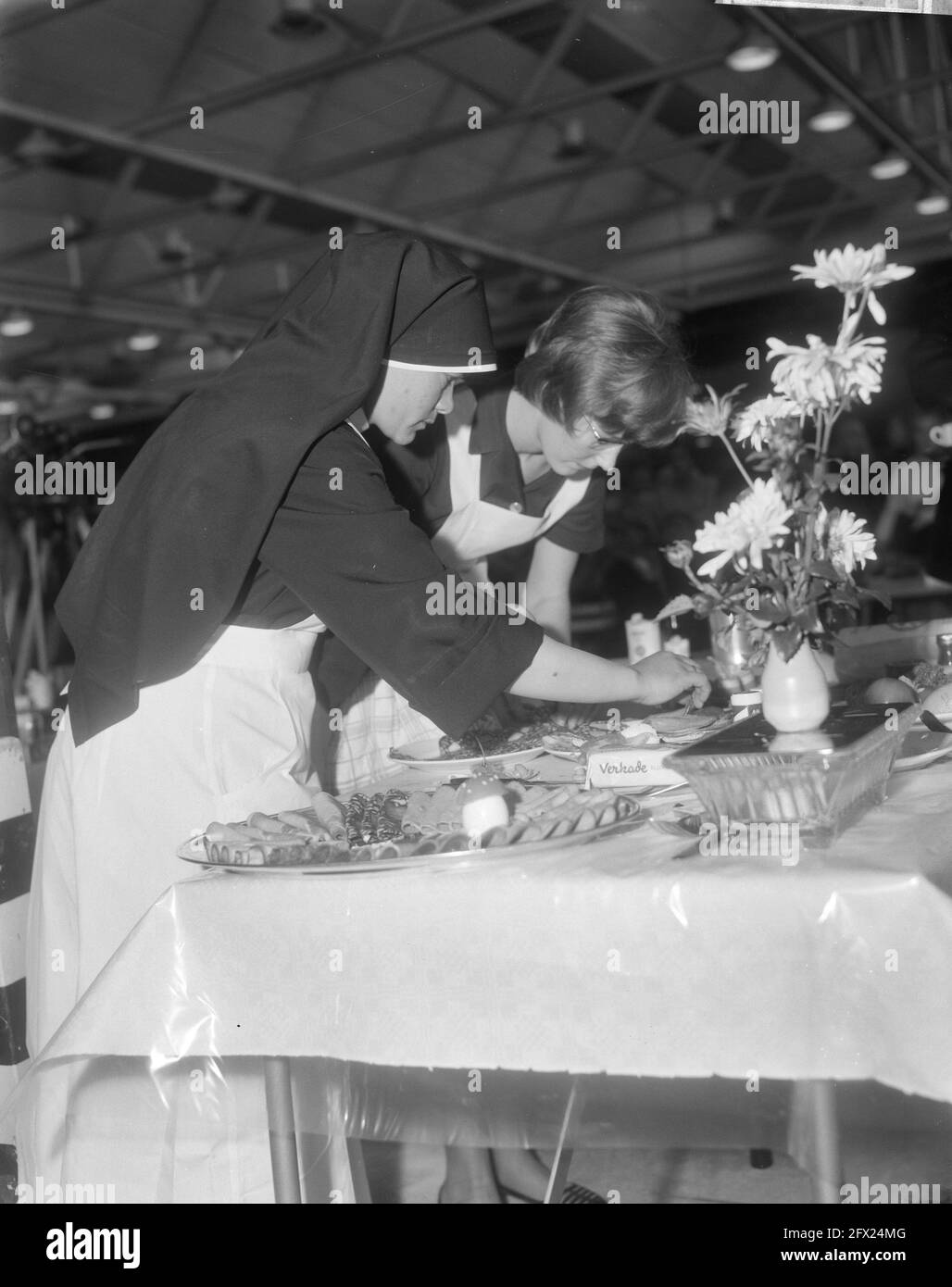 Pupil and a nun while preparing dishes, November 18, 1965, demonstrations, domestic schools, cooks, cooking, girls, nuns, food preparation, The Netherlands, 20th century press agency photo, news to remember, documentary, historic photography 1945-1990, visual stories, human history of the Twentieth Century, capturing moments in time Stock Photo