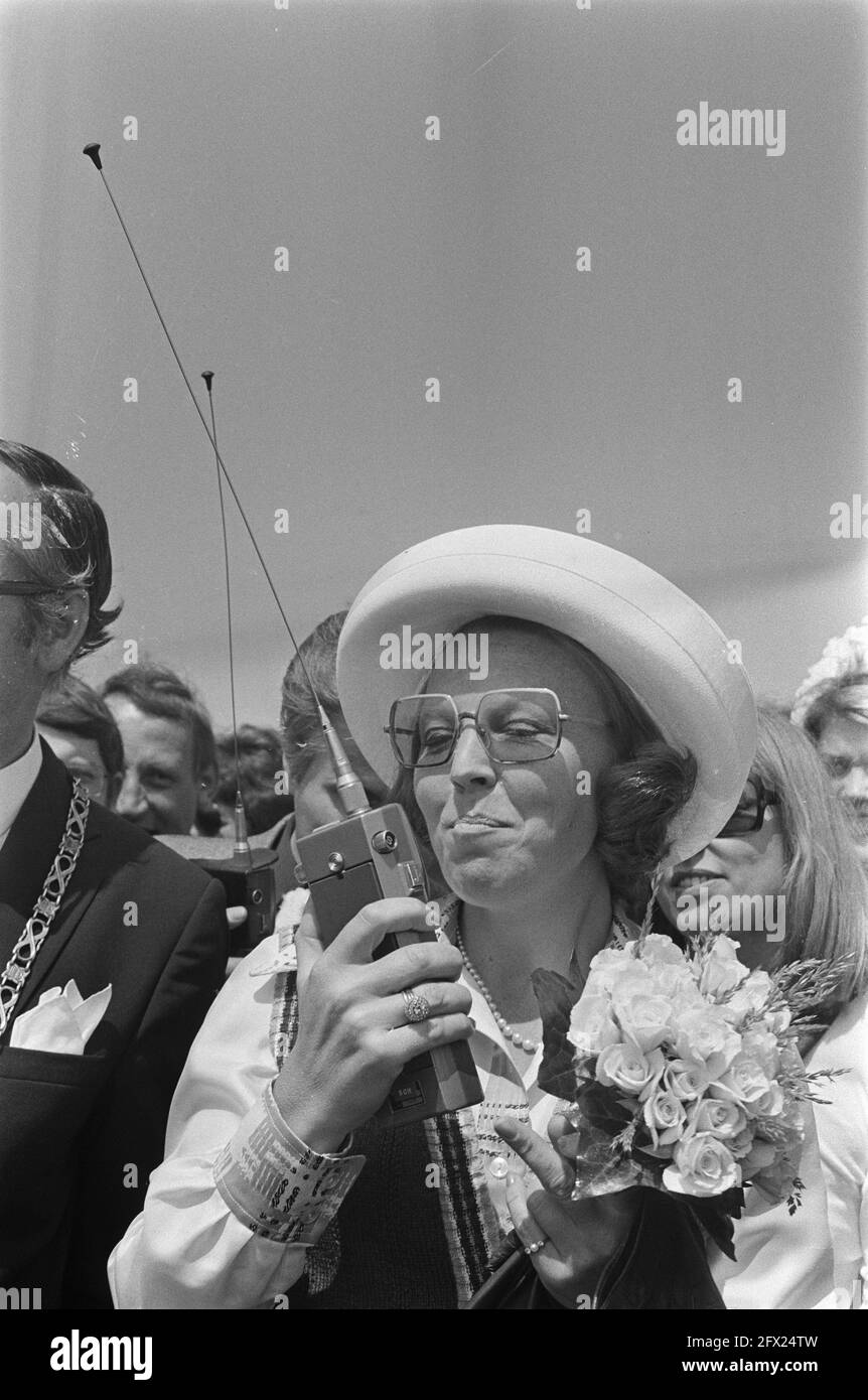 Princess Beatrix opens Int. Sculptors Symposium in Gorinchem; Beatrix speaks by walkie-talkie, June 5, 1974, Sculptors, openings, princesses, symposia, The Netherlands, 20th century press agency photo, news to remember, documentary, historic photography 1945-1990, visual stories, human history of the Twentieth Century, capturing moments in time Stock Photo