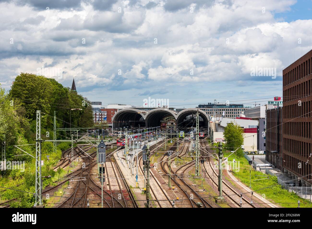 Eisenbahngleise des Hauptbahnhofes in Kiel, ein Zug der Deutschen Bahn verläßt den Bahnhof Stock Photo