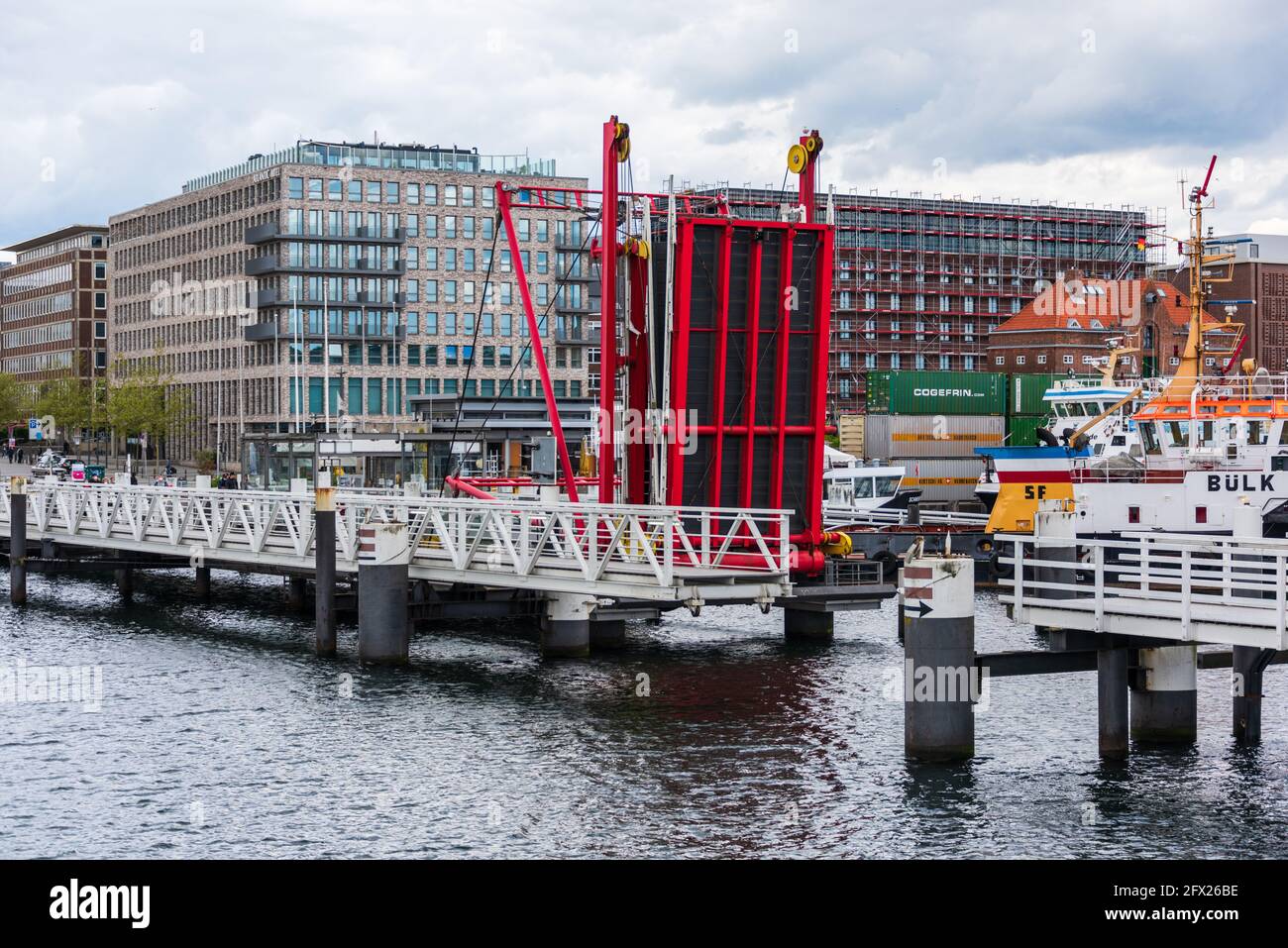 Die geöffnete Klappbrücke für Fußgänger und Radfahrer über die Hörn im Kieler Hafen Stock Photo