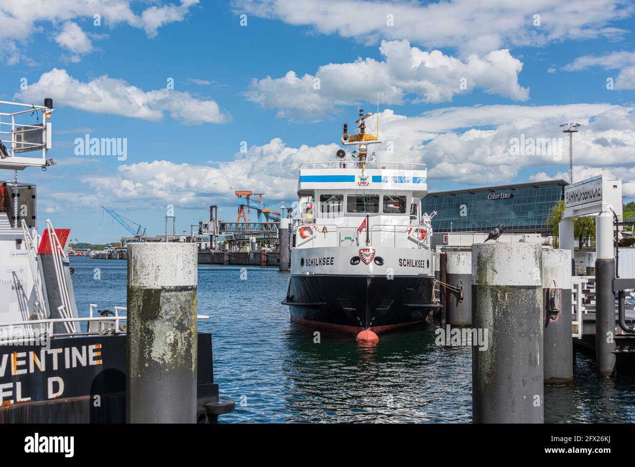 Die Schilksee, ein Schiff der Fördereederei, bringt Touristen und Einheimische an die verschiedenen Orte an der Kieler Förde. Hier am Bahnhofskai Stock Photo