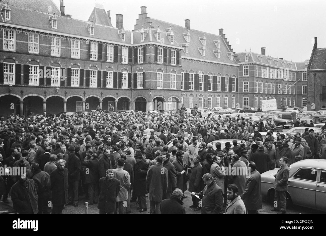 Teachers at Secondary Technical Education demonstrate in The Hague, overview teachers, Binnenhof, December 17, 1970, LEARNERS, demonstrations, overviews, The Netherlands, 20th century press agency photo, news to remember, documentary, historic photography 1945-1990, visual stories, human history of the Twentieth Century, capturing moments in time Stock Photo