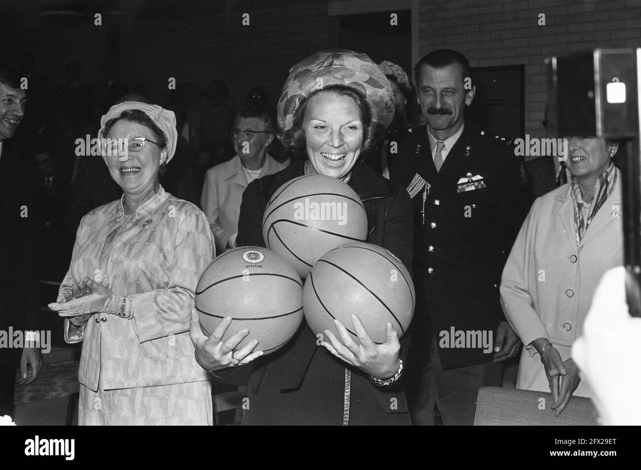 Princess Beatrix opens sports hall Strijland in Nijkerk, Beatrix with three balls for her children, September 26, 1972, openings, princesses, sports halls, The Netherlands, 20th century press agency photo, news to remember, documentary, historic photography 1945-1990, visual stories, human history of the Twentieth Century, capturing moments in time Stock Photo