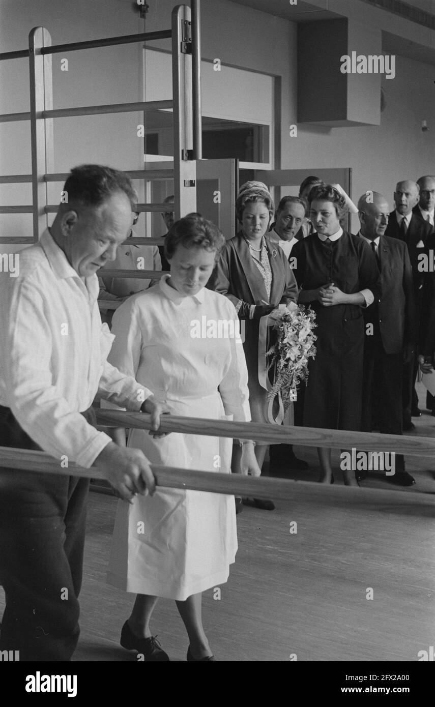 Princess Beatrix opens regional hospital De Plantage . Princess Beatrix speaks with a patient, September 27, 1961, STREET HOSPITALS, openings, patients, The Netherlands, 20th century press agency photo, news to remember, documentary, historic photography 1945-1990, visual stories, human history of the Twentieth Century, capturing moments in time Stock Photo