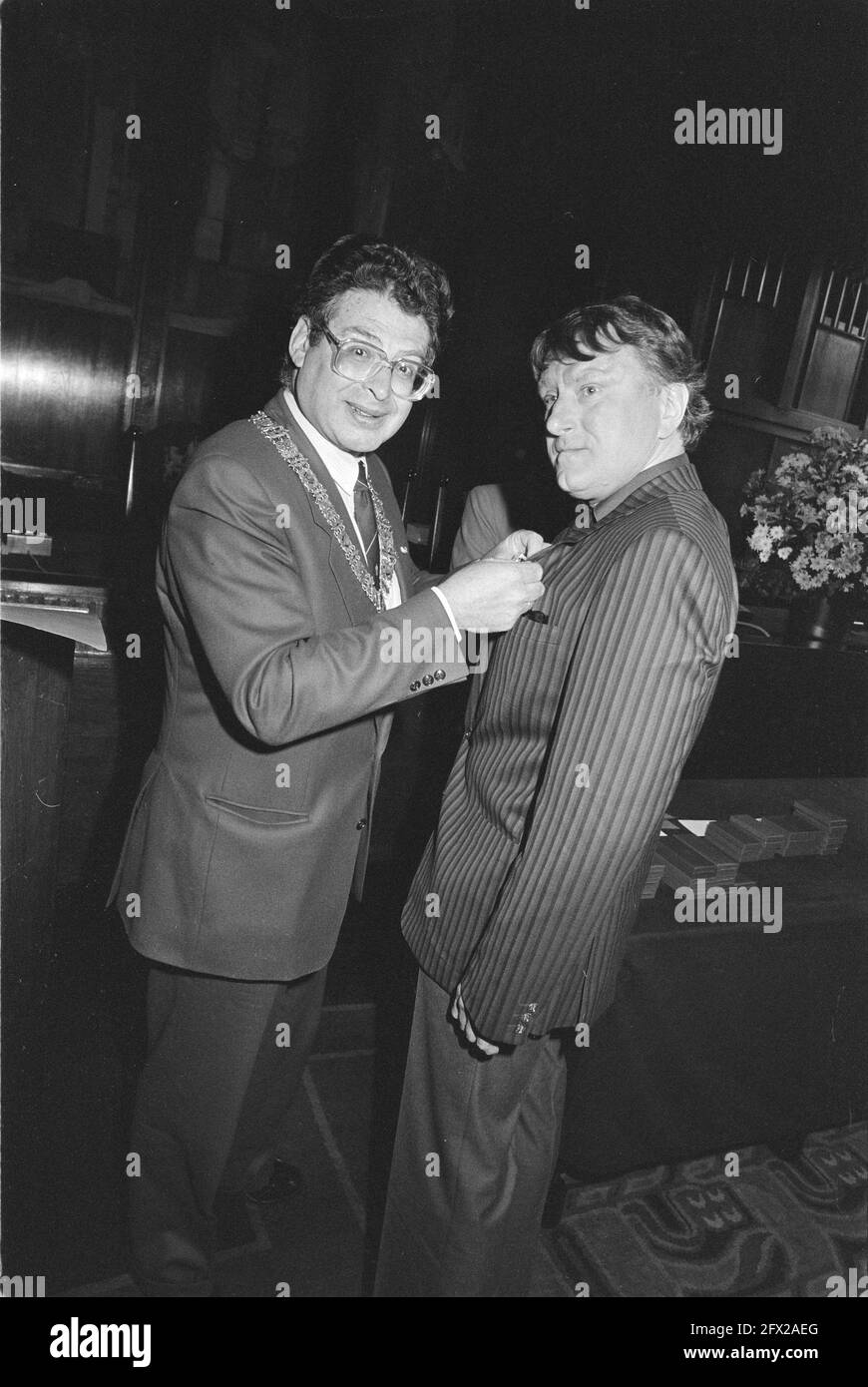 Ribbon Reaping; mayor Van Thijn presents award to Peter Oosthoek (director), April 27, 1984, Directors, mayors, ribbon reaping, awards, The Netherlands, 20th century press agency photo, news to remember, documentary, historic photography 1945-1990, visual stories, human history of the Twentieth Century, capturing moments in time Stock Photo