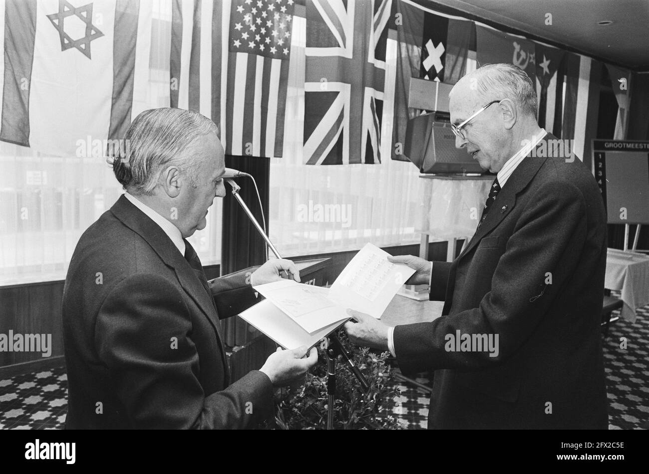 IBM chess tournament draw; Mr. P.H. Leeman (l) (director general) PTT hands FIDE chairman Euwe booklet with stamps dedicated to chess, July 12, 1978, POSTAGE STAMPS, SCHAKES, The Netherlands, 20th century press agency photo, news to remember, documentary, historic photography 1945-1990, visual stories, human history of the Twentieth Century, capturing moments in time Stock Photo