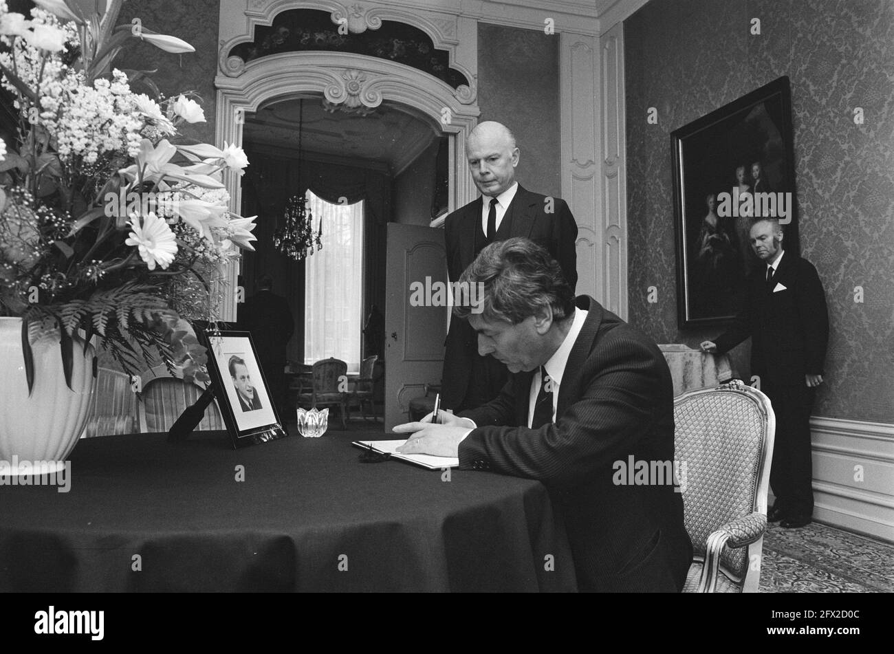 Lubbers signs condolence book of assassinated Swedish Prime Minister ...