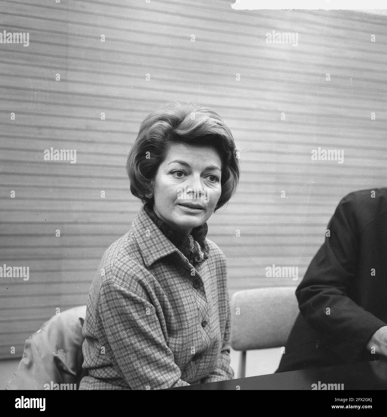 Lys Assia (singer) during press conference at Schiphol Airport (headline), December 4, 1964, press conferences, singers, The Netherlands, 20th century press agency photo, news to remember, documentary, historic photography 1945-1990, visual stories, human history of the Twentieth Century, capturing moments in time Stock Photo