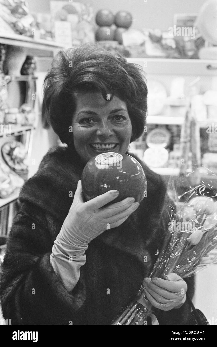 Lys Assia back in the Netherlands, here at Schiphol Airport with Edam cheese, March 15, 1963, The Netherlands, 20th century press agency photo, news to remember, documentary, historic photography 1945-1990, visual stories, human history of the Twentieth Century, capturing moments in time Stock Photo