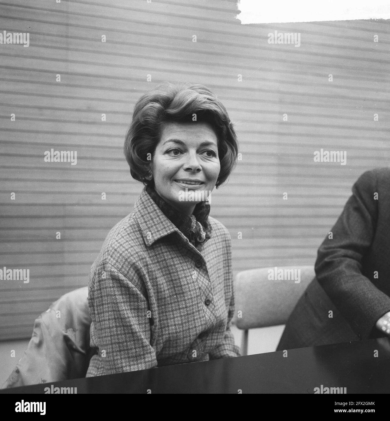 Lys Assia (singer) during press conference at Schiphol Airport (headline), December 4, 1964, press conferences, singers, The Netherlands, 20th century press agency photo, news to remember, documentary, historic photography 1945-1990, visual stories, human history of the Twentieth Century, capturing moments in time Stock Photo