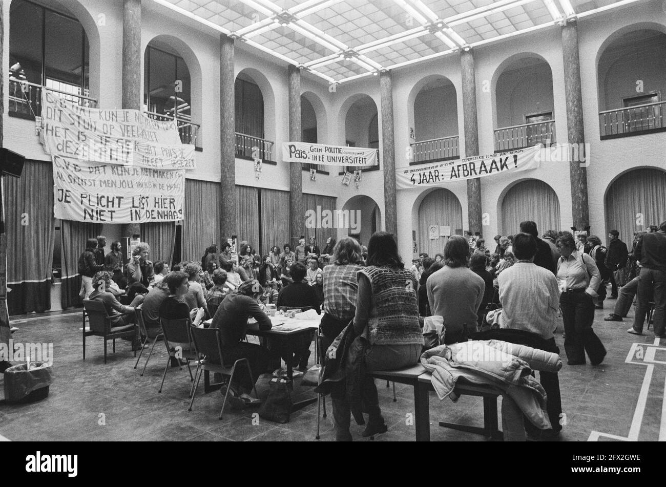 Maagdenhuis still occupied (Amsterdam), occupiers in the hall (meeting), 23 November 1978, occupation, The Netherlands, 20th century press agency photo, news to remember, documentary, historic photography 1945-1990, visual stories, human history of the Twentieth Century, capturing moments in time Stock Photo