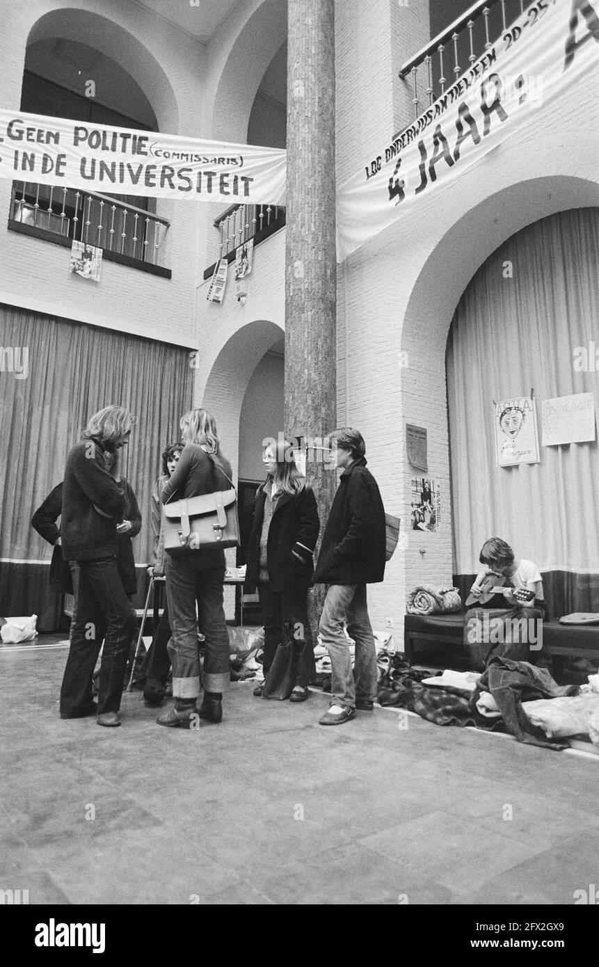 Maagdenhuis still occupied (Amsterdam), Occupiers in the hall, November 23, 1978, Occupation, The Netherlands, 20th century press agency photo, news to remember, documentary, historic photography 1945-1990, visual stories, human history of the Twentieth Century, capturing moments in time Stock Photo