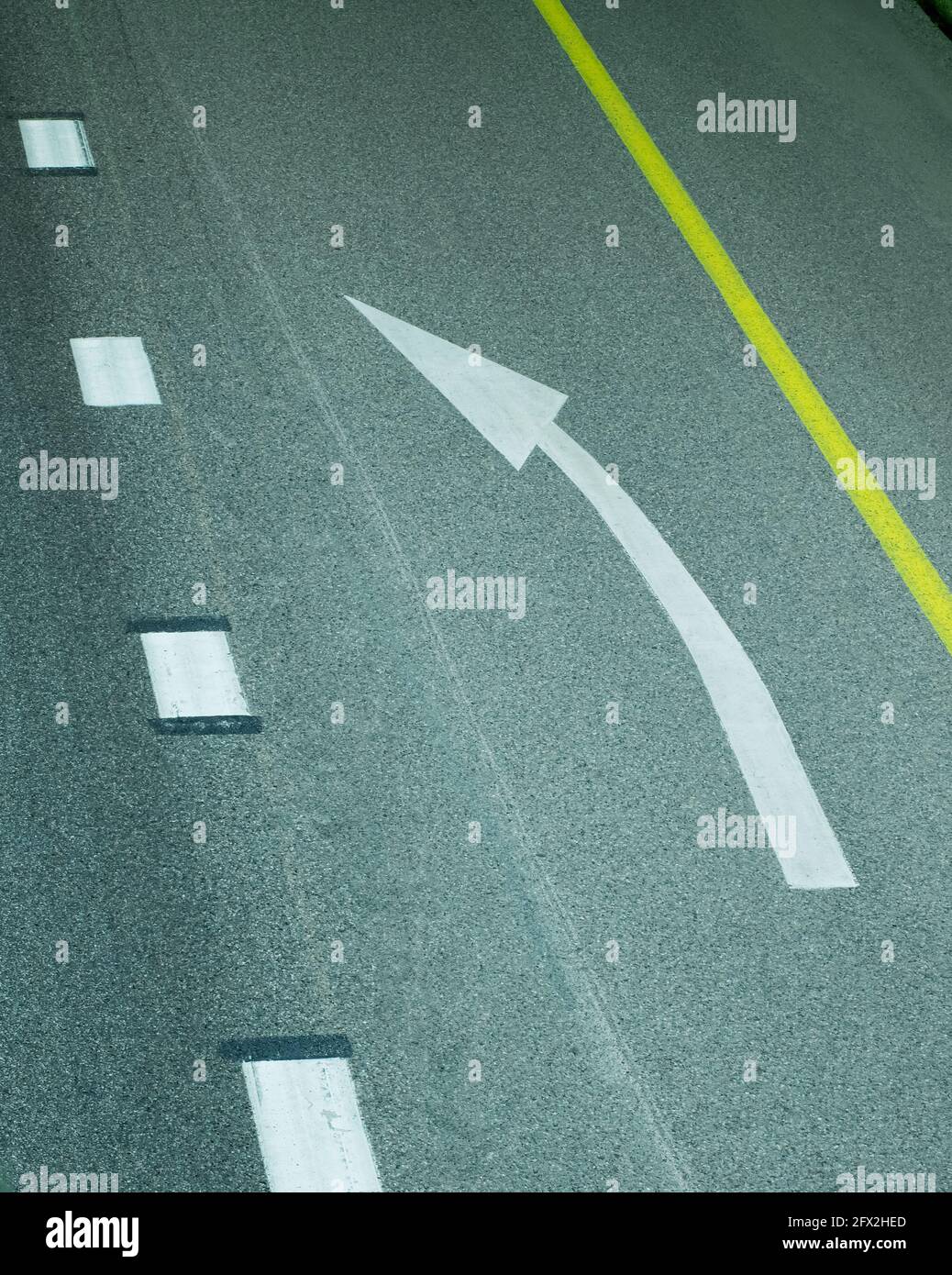 The left turn arrow is drawn on the asphalt. It reports the end of the