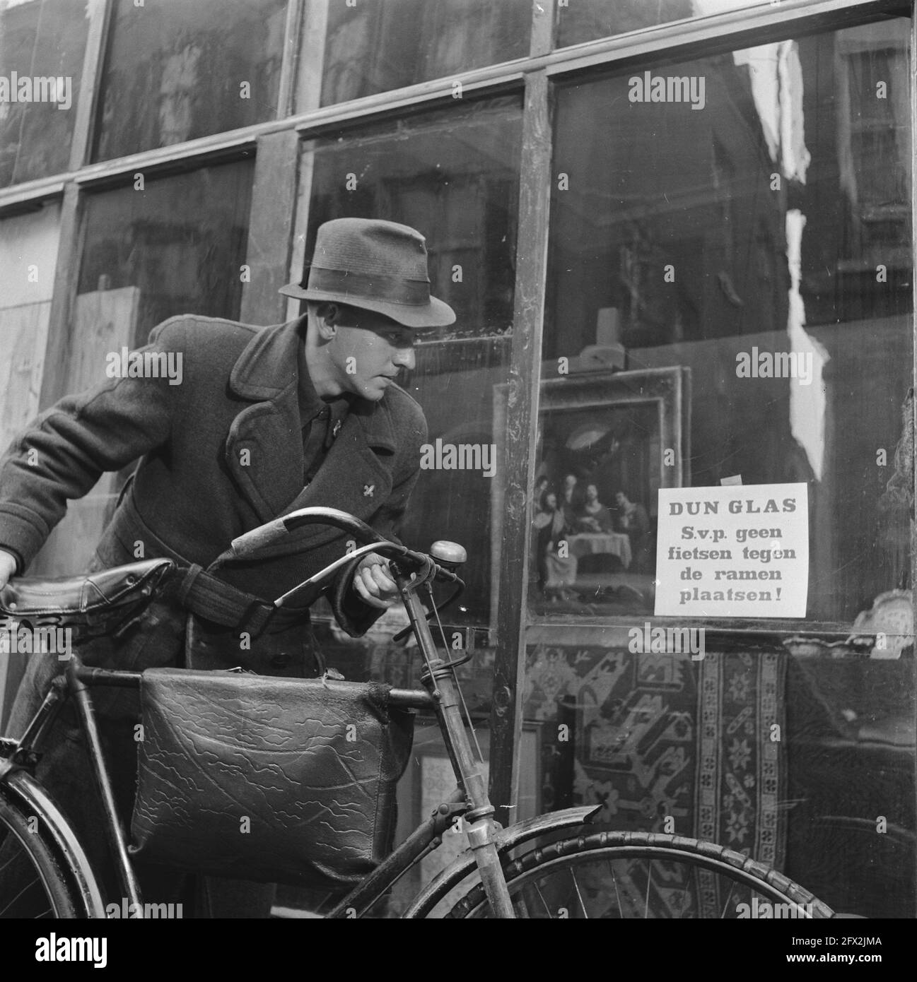 Man with bicycle reads message on window, May 6, 1946, bicycles, reconstruction, The Netherlands, 20th century press agency photo, news to remember, documentary, historic photography 1945-1990, visual stories, human history of the Twentieth Century, capturing moments in time Stock Photo