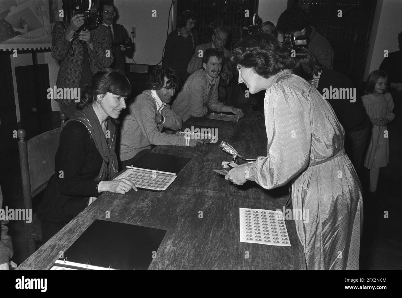 Margriet made first purchase of children's postage stamps 1980 in The Hague, Princess Margriet buying stamps at table, November 11, 1980, KINDERPOSTZEGELS, purchase, tables, The Netherlands, 20th century press agency photo, news to remember, documentary, historic photography 1945-1990, visual stories, human history of the Twentieth Century, capturing moments in time Stock Photo
