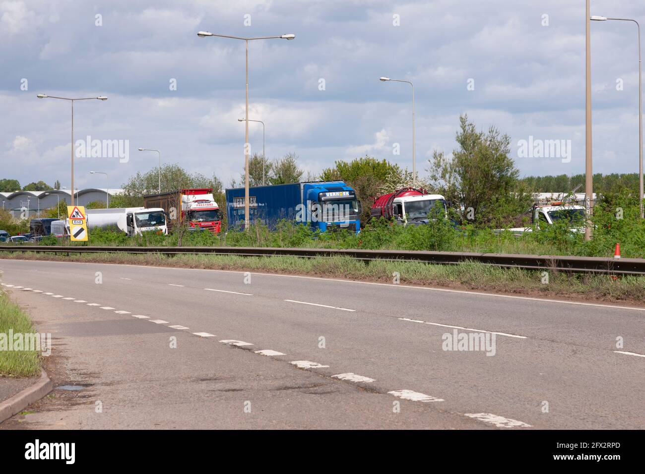 Northampton, UK. 25th May 2021. M1 motorway large diesel spillage after two lorries crash which has caused heavy congestion Southbound between junction 14 Milton Keynes and 16  Northampton this afternoon, junction 15 Northampton has been closed to stop traffic trying to get on the motorway causing long queue on A45. Credit: Keith J Smith./Alamy Live News Stock Photo