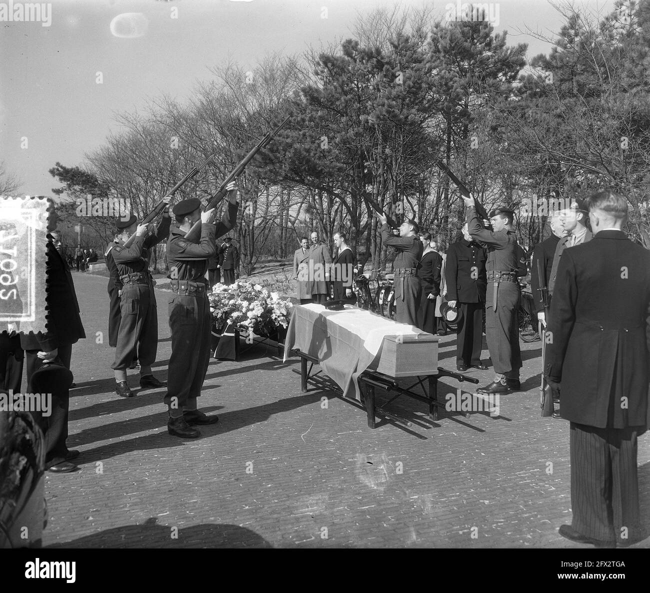 Marvo funeral Den Helder military workman Beishuizen, April 29, 1955, Funerals, The Netherlands, 20th century press agency photo, news to remember, documentary, historic photography 1945-1990, visual stories, human history of the Twentieth Century, capturing moments in time Stock Photo