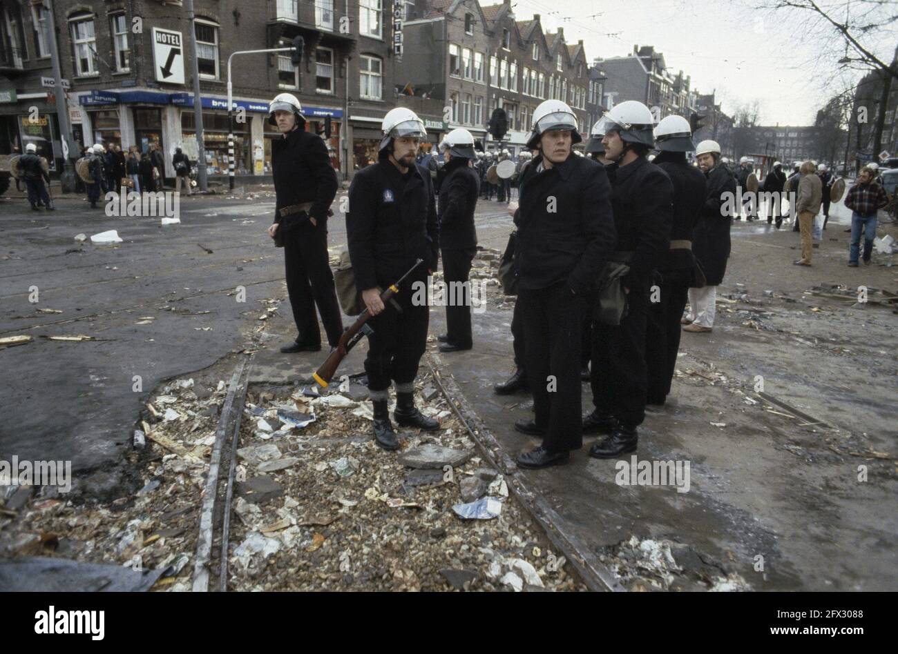 ME, tanks and armored serv. clear barricades around squat in Vondelbuurt Adam; ME on Overtoom and Rijkspolitie with carbine, February 1980, Mobile Unit, TANKS, squats, The Netherlands, 20th century press agency photo, news to remember, documentary, historic photography 1945-1990, visual stories, human history of the Twentieth Century, capturing moments in time Stock Photo