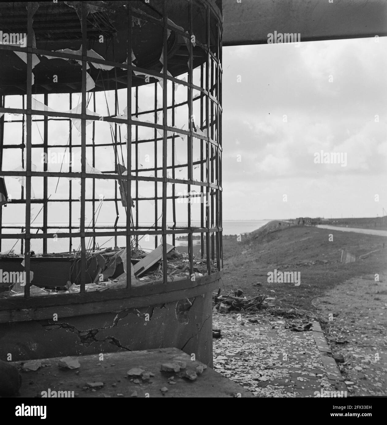 With the liberation of the Northern Netherlands, the Allied troops have taken control of the positions at the Afsluitdijk near Zurich (Friesland). They can now oversee the German positions. The enemy is still nesting on the Kornwernerzand strip. Destroyed gas station at the head of the Afsluitdijk, April 1945, devastation, The Netherlands, 20th century press agency photo, news to remember, documentary, historic photography 1945-1990, visual stories, human history of the Twentieth Century, capturing moments in time Stock Photo