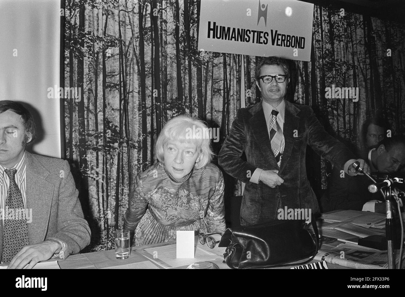 Congress on survival problems of Humanistisch Verbond in Rotterdam; minister Vorrink and mr. M. G. Rood, February 8, 1975, congresses, The Netherlands, 20th century press agency photo, news to remember, documentary, historic photography 1945-1990, visual stories, human history of the Twentieth Century, capturing moments in time Stock Photo