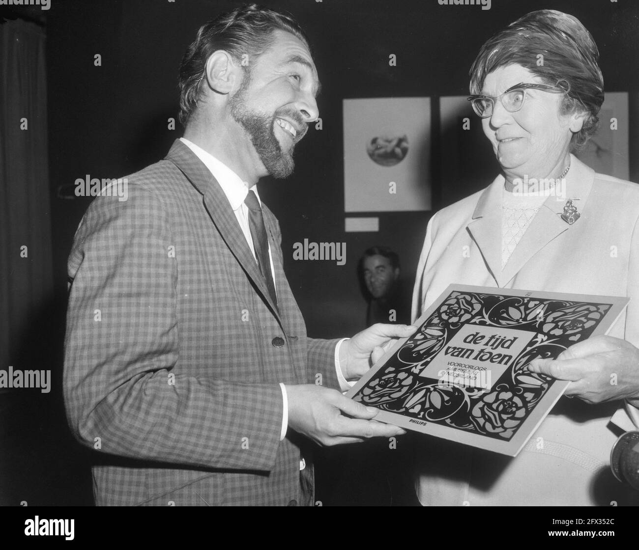 Mrs. Buziau receives a gramophone record, September 6, 1966, cabaret, gramophone records, group portraits, receptions, The Netherlands, 20th century press agency photo, news to remember, documentary, historic photography 1945-1990, visual stories, human history of the Twentieth Century, capturing moments in time Stock Photo