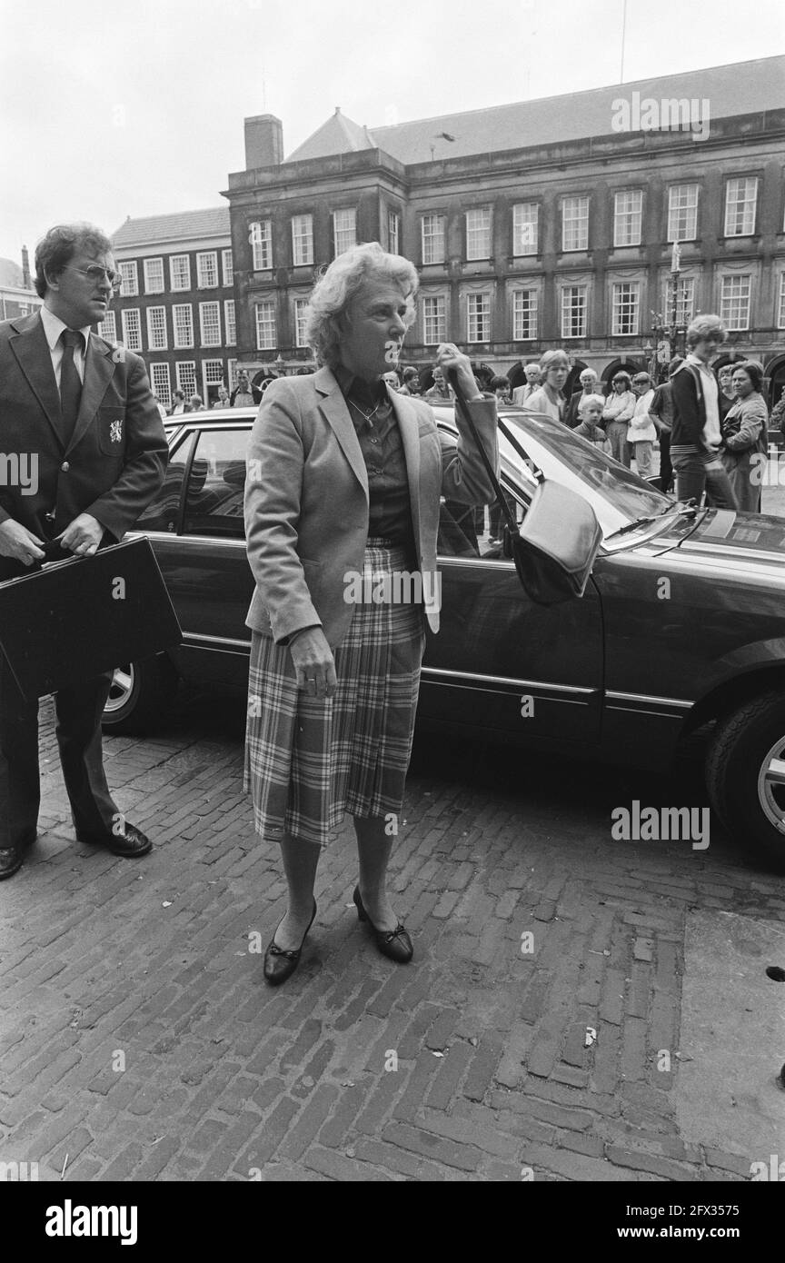 Mrs. Gardeniers (CDA) is received by the formers as candidate Minister of Public Health and Environmental Health, August 11, 1981, Cabinet formations, politicians, The Netherlands, 20th century press agency photo, news to remember, documentary, historic photography 1945-1990, visual stories, human history of the Twentieth Century, capturing moments in time Stock Photo